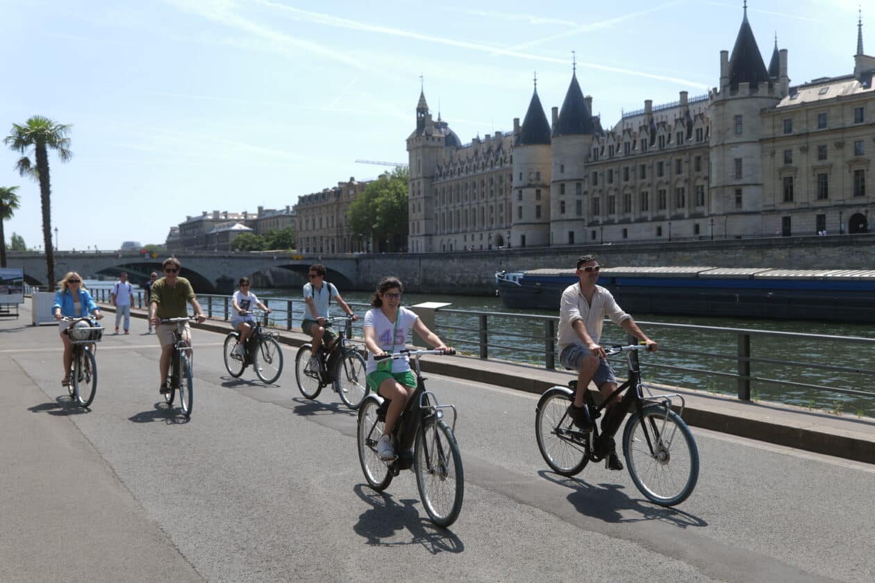 Vue pittoresque des quais de Seine, idéale pour une pause photo lors de votre balade à vélo