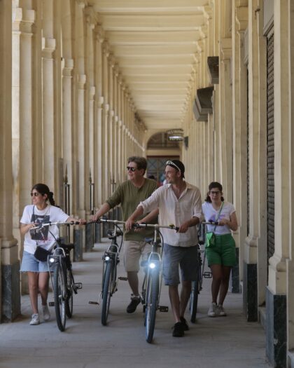 Wir erkunden den königlichen Palast zu Fuß, unsere Fahrräder an der Hand. Dieser prächtige Garten, der erste öffentliche Park in Paris, birgt eine reiche Geschichte, die während der Führung beschrieben wird