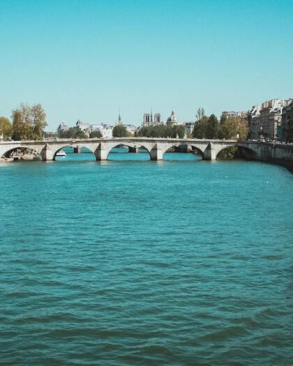 Photo de la Seine à Paris avec des quais cyclables, idéale pour les itinéraires à vélo.