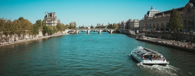 Photo de la Seine à Paris avec des quais cyclables, idéale pour les itinéraires à vélo.